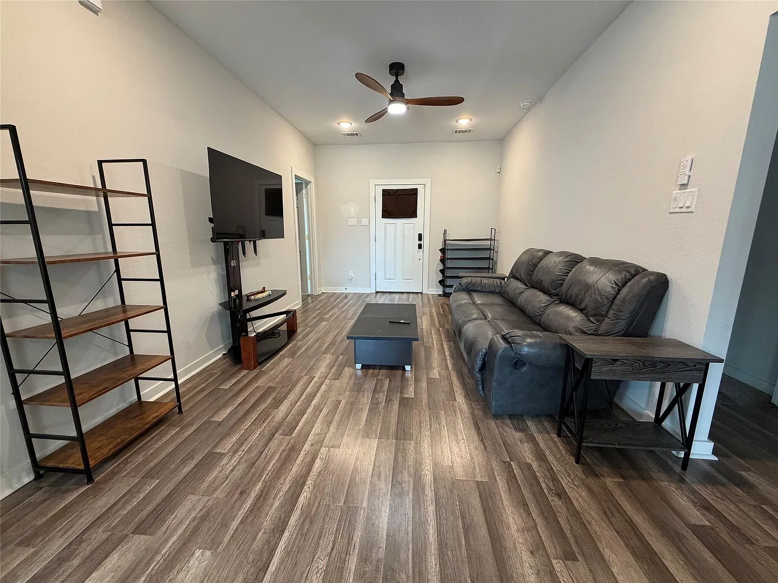 3 bed, 2.0 bath, 2201 sqft, $1,875 — Photo 3