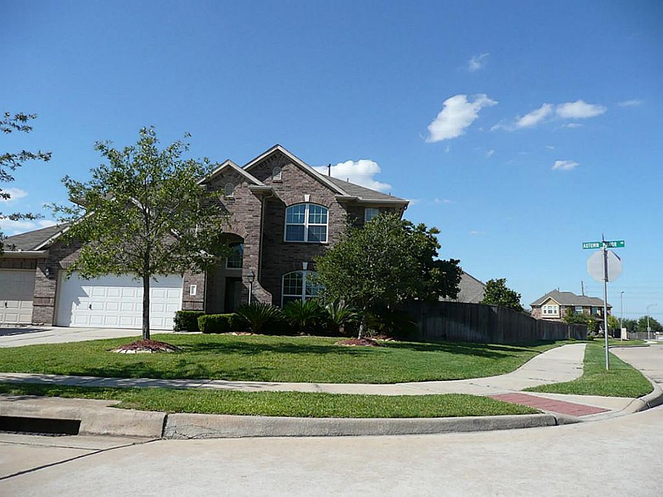 FRONT CORNER LOT ,3 car attached garage,pool, spa and fountains. walking distance to elementary school