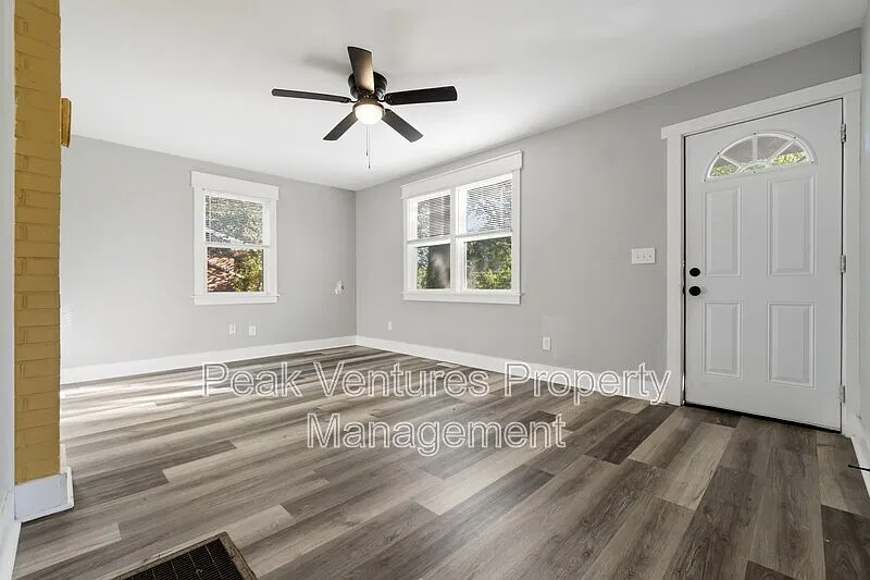 2 bed, 1.0 bath, 720 sqft, $1,300 — Photo 3
