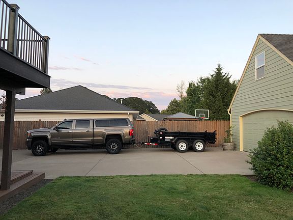 Tons of driveway space