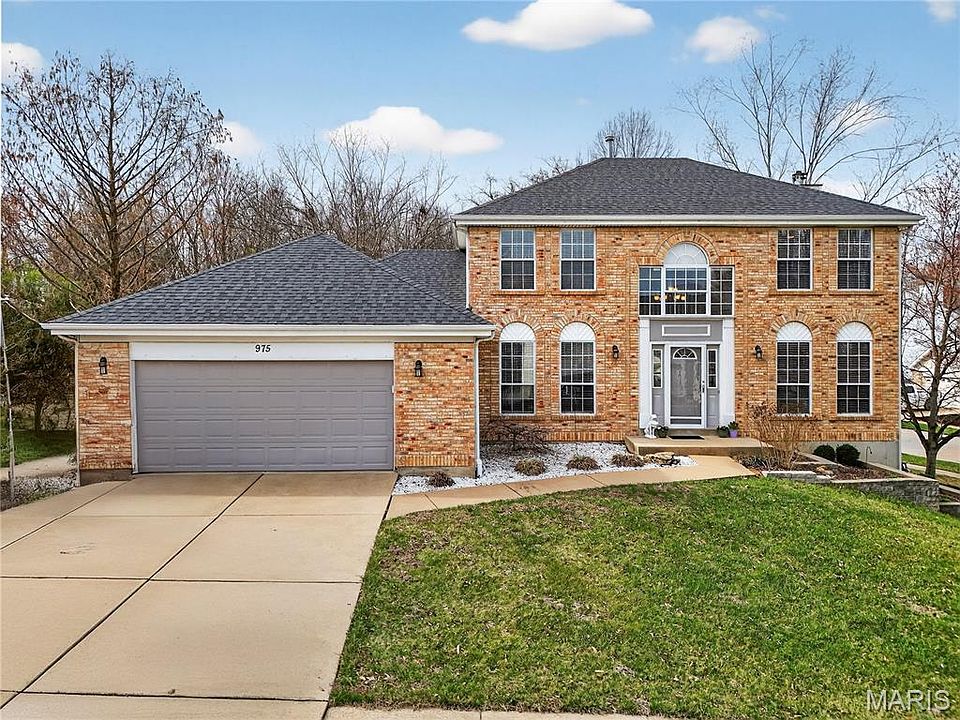 1st image of 975 Arlington Glen Dr