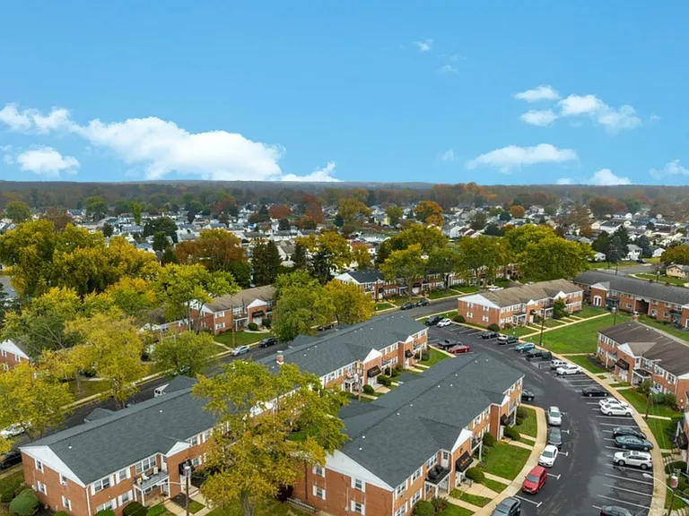 Welcome to Sunnybrae Apartments, where comfort meets convenience in a picturesque setting. Enjoy spacious living, lush landscapes, and modern amenities designed for your lifestyle. Don't miss out on your perfect homeschedule a tour today!