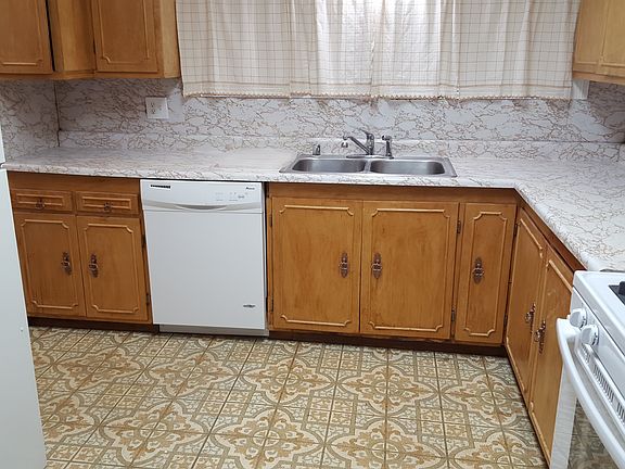 Full kitchen w/dishwasher, new stove & microwave