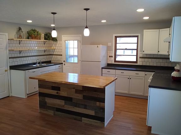 2nd image of 5909 Lee Cir