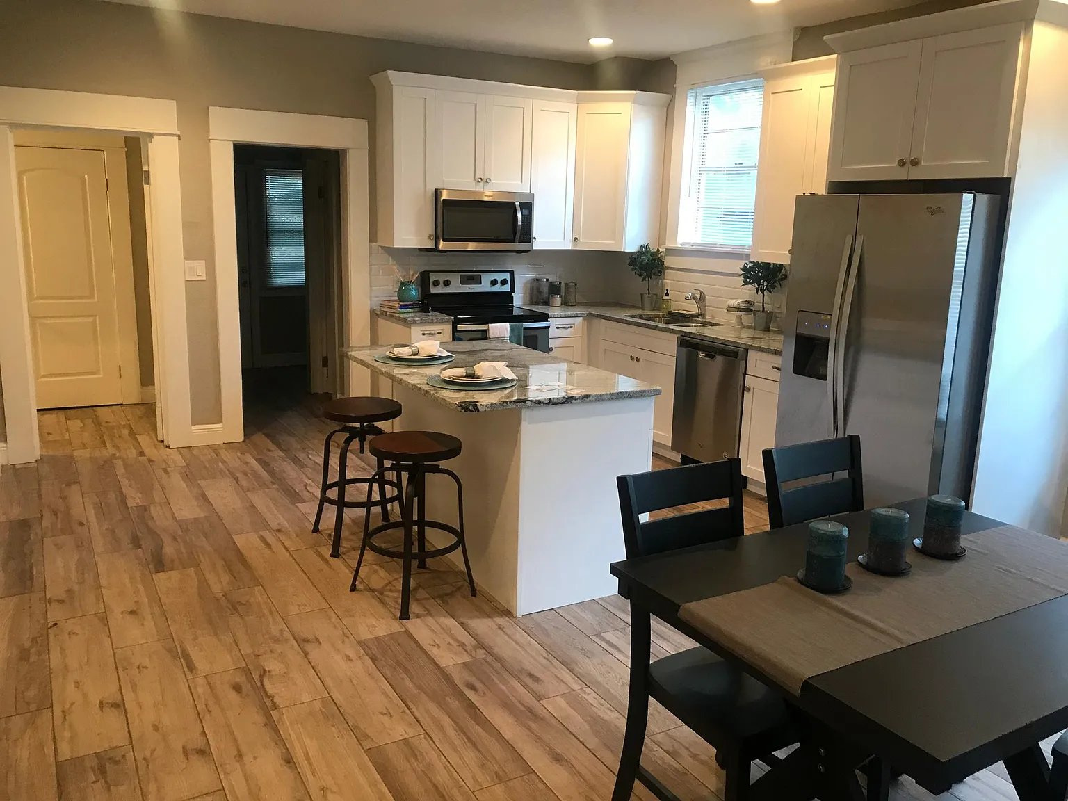 3 bed, 1192 sqft, $2,300 — Photo 4