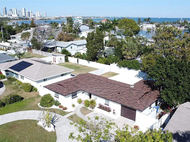 2502 Tropical Shores Dr SE — Photo 2