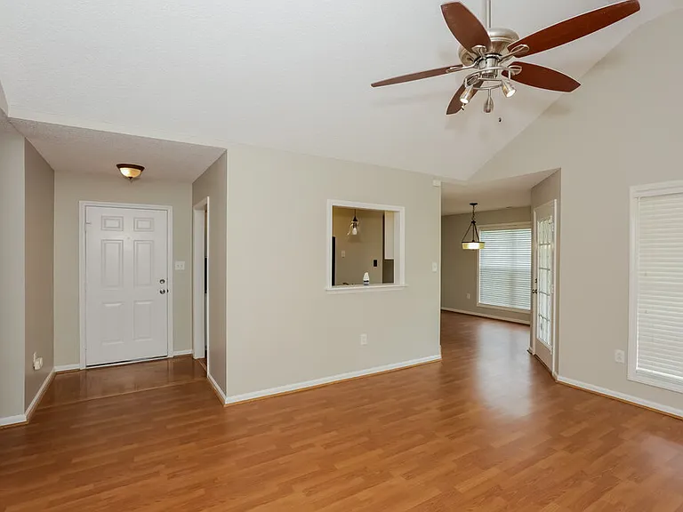 310 Tamarack Dr — Photo 2
