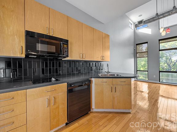 3rd image of 514 10th St Unit 403