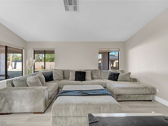 3rd image of 3757 N Torrey Pines Dr