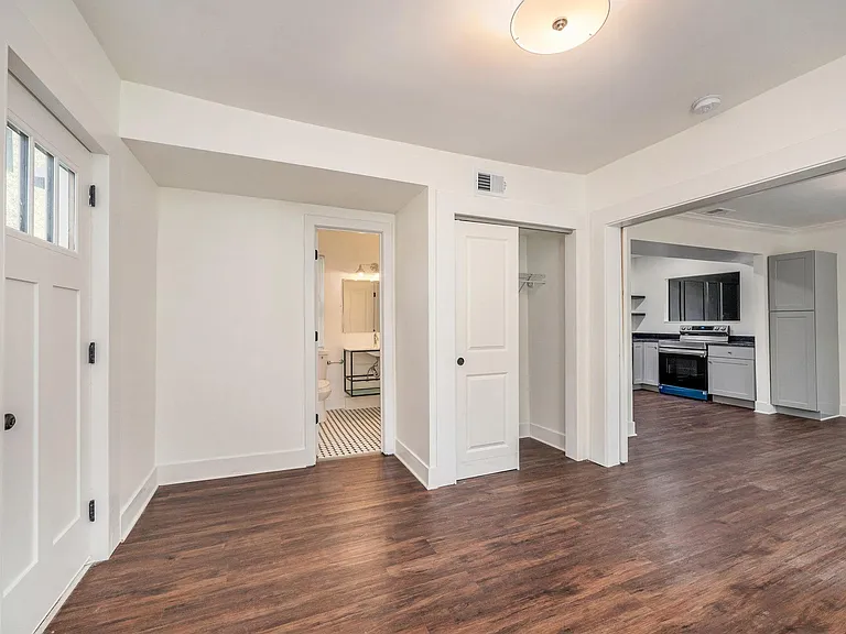 2828 Summit St — Photo 8