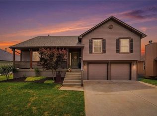 813 SW Woodland Dr, Grain Valley, MO 64029