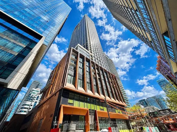 400 King St W, Toronto, ON