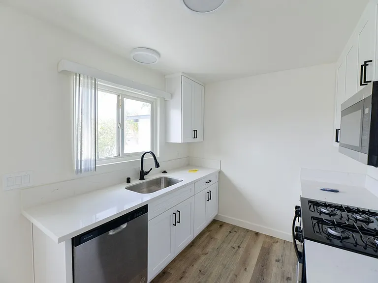 239/241 Avenida Pelayo — Photo 14
