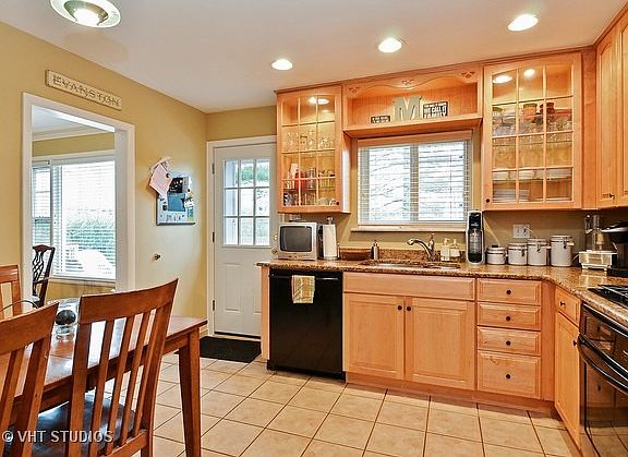 3rd image of 9249 Lincolnwood Dr