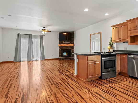 5th image of 403 1st Ave NE