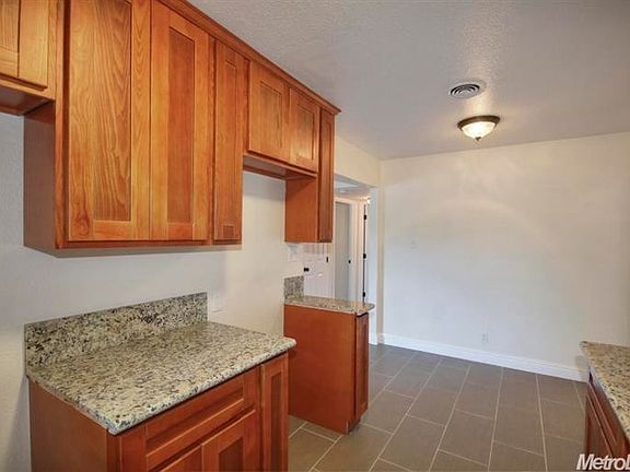 5th image of 724 W El Camino Ave