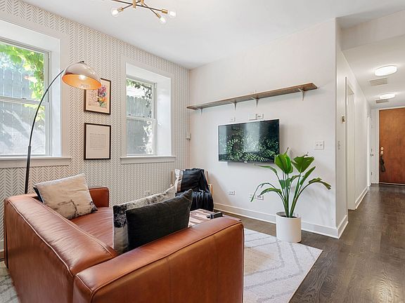 2nd image of 1927 N Honore St APT 1B