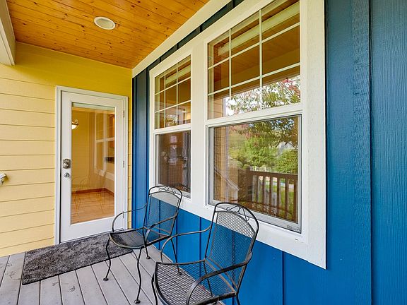 3rd image of 750 NE Day Lily Ln