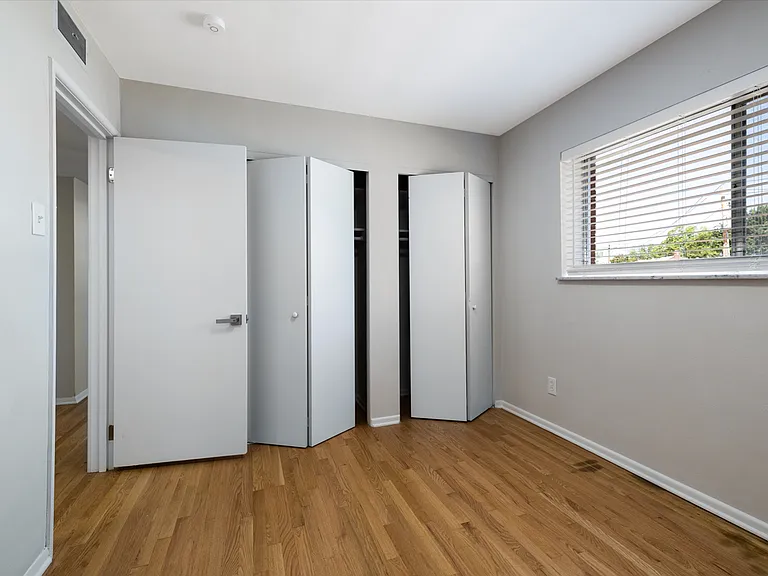 Lindenwood Heights Apartments — Photo 10