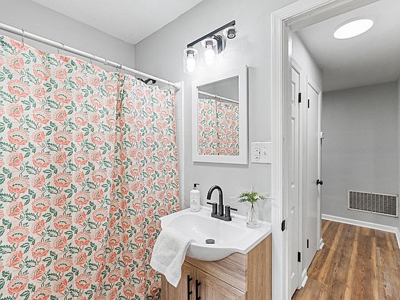 5th image of 211 Grove Ave