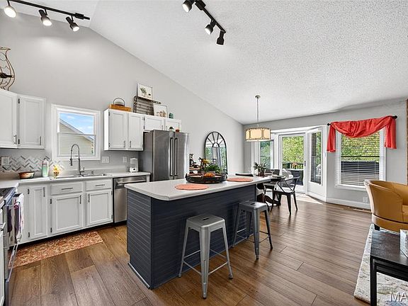3rd image of 643 Country Squire Cir
