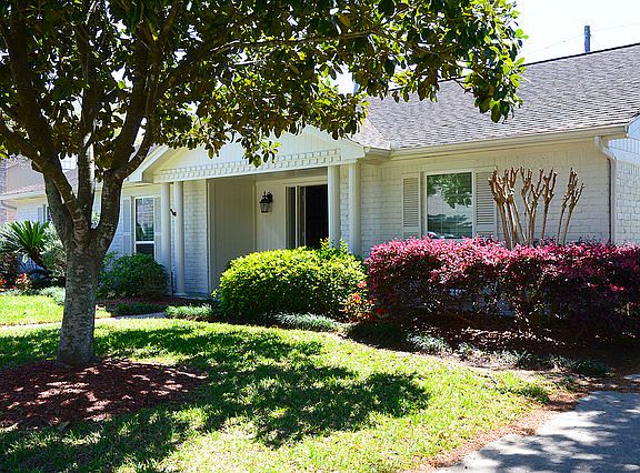 3rd image of 15915 Mill Hollow Dr