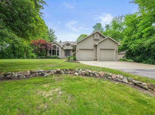 2986 E Oakhaven Ct, Midland, MI 48642
