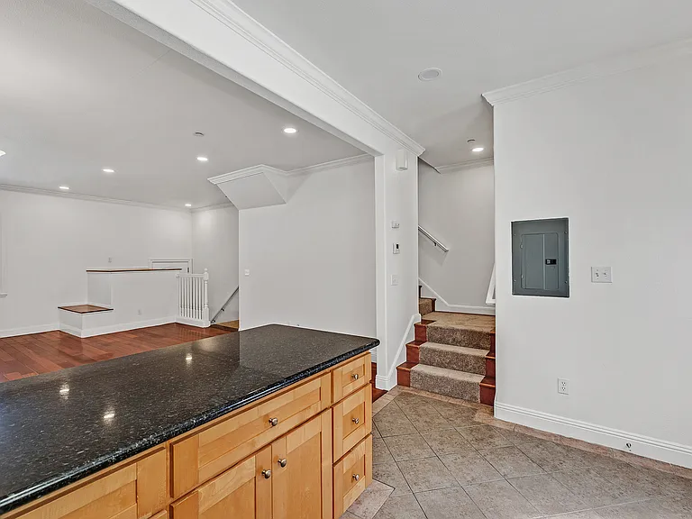 1083 Hyde St — Photo 8