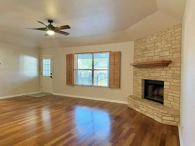 1213 Camellia Ln — Photo 3