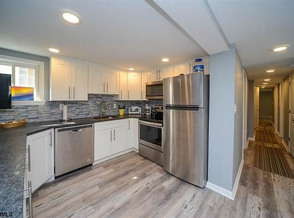 4th image of 938 Bay Ave APT A