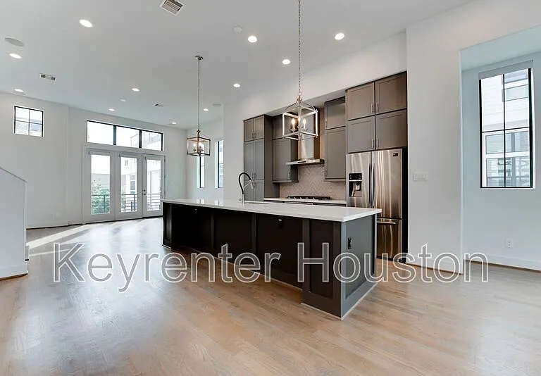 2928 Lamar St — Photo 13