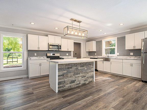 4th image of 16333 Petro Dr
