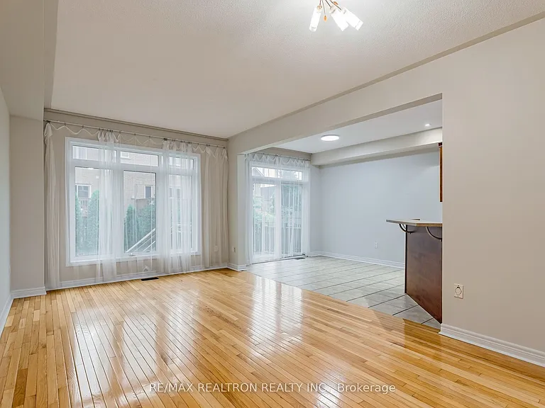 142 Mistywood Cres W — Photo 9