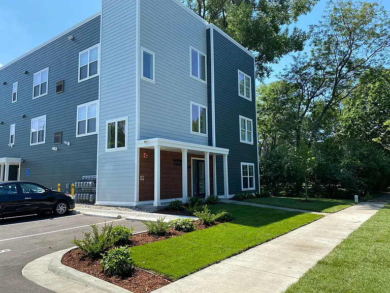 2212 W Stewart Ave #7 — Photo 3