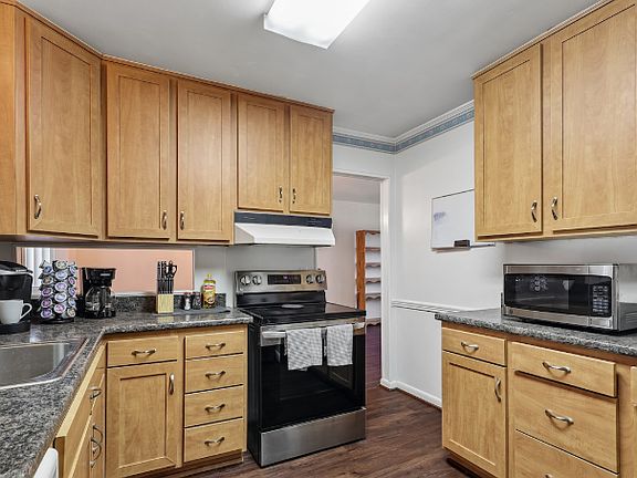 3rd image of 431 Manor Rd #431