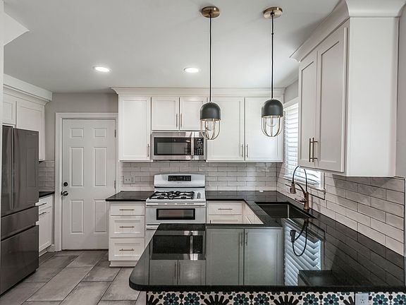 4th image of 2942 Primrose Cir