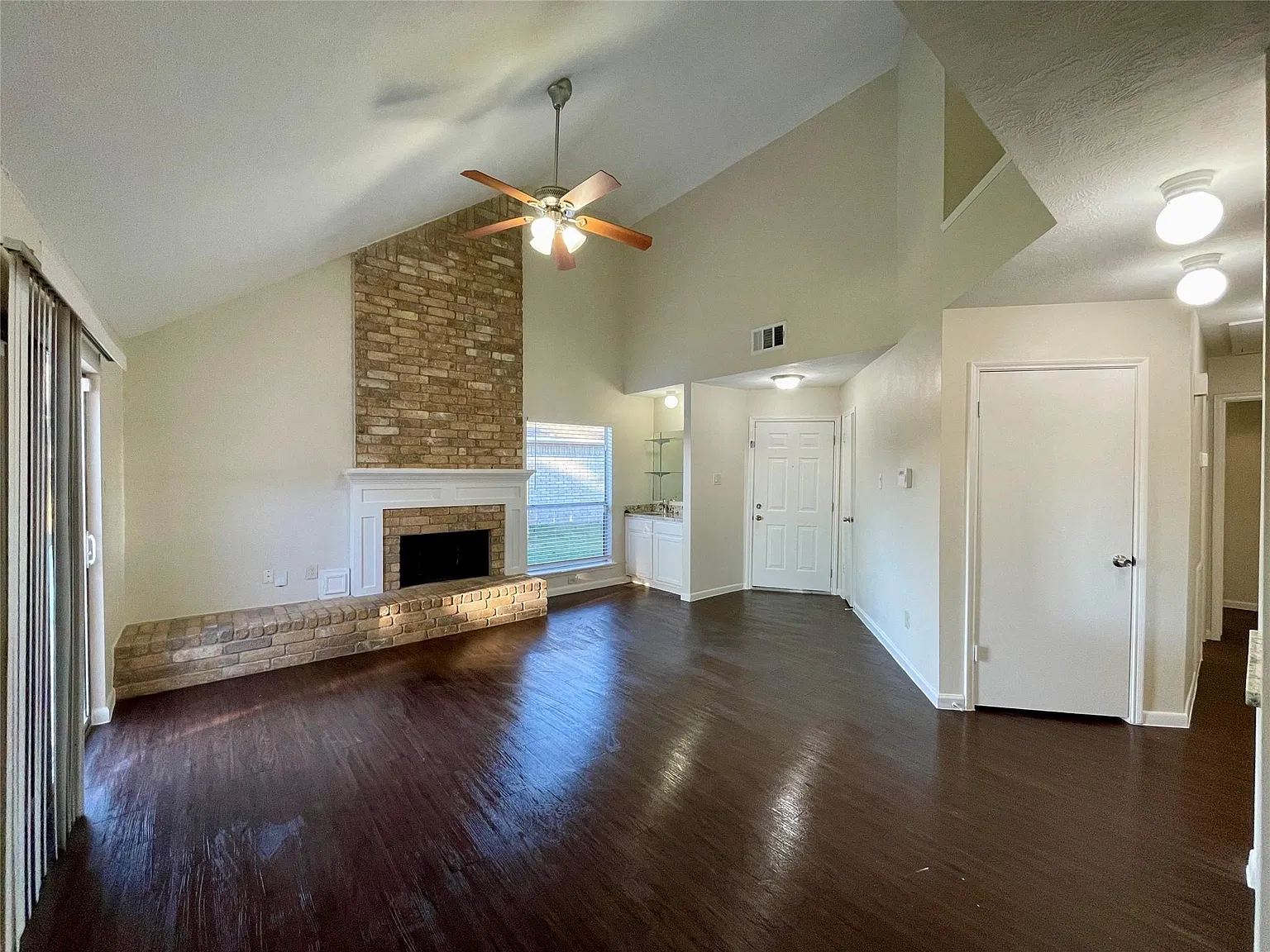 3 bed, 2.0 bath, 1316 sqft, $1,800 — Photo 4