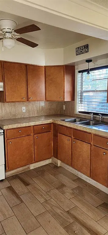 3 bed, 1.0 bath, 975 sqft, $1,995 — Photo 3