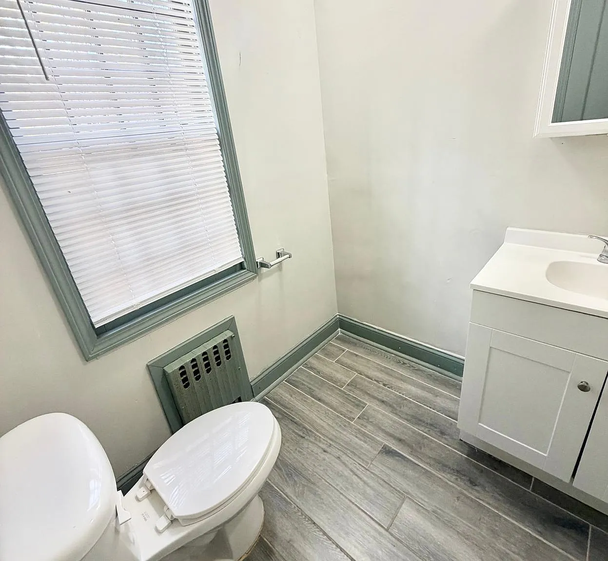 5 bed, 2.5 bath, 2500 sqft, $3,750 — Photo 3