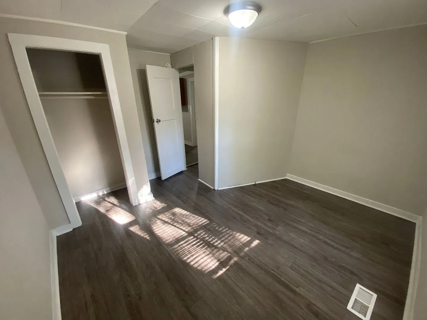 Three Bedroom Close to Downtown! — Photo 4