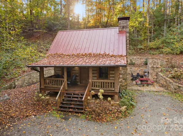 615 Pollys Mountain Rd, Saluda, NC 28773