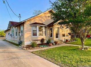 1805 B St, Floresville, TX 78114