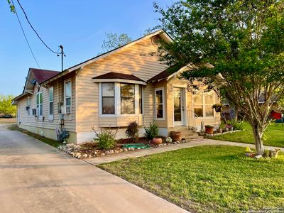 1805 B St, Floresville, TX, 78114