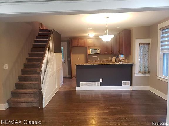 3rd image of 617 E 3rd St #1