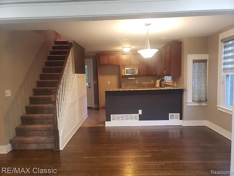 617 E 3rd St #1 — Photo 3