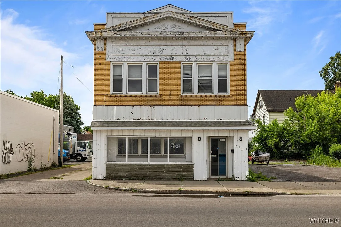 2511 Pine Ave photo 1