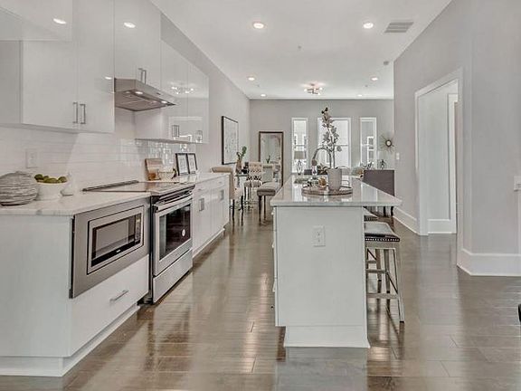 3rd image of 456 Parkway Dr #4