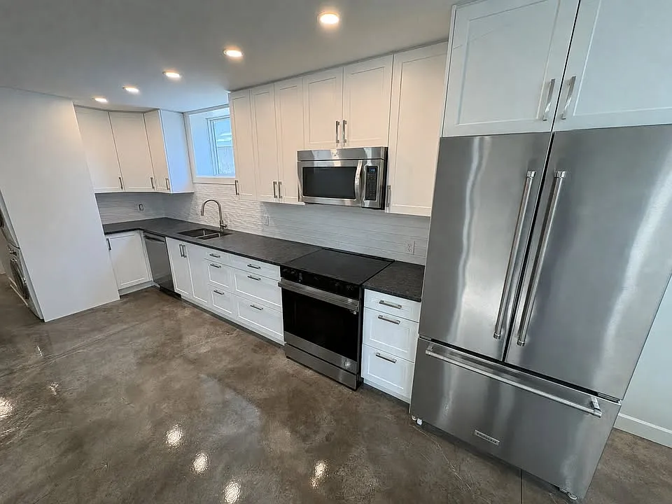 476 Division St — Photo 2