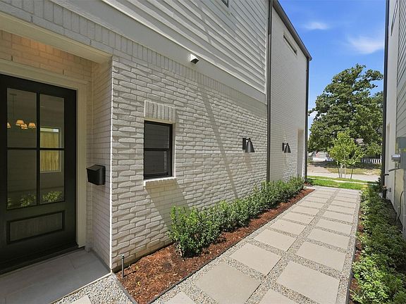 3rd image of 8555 Forum Dr