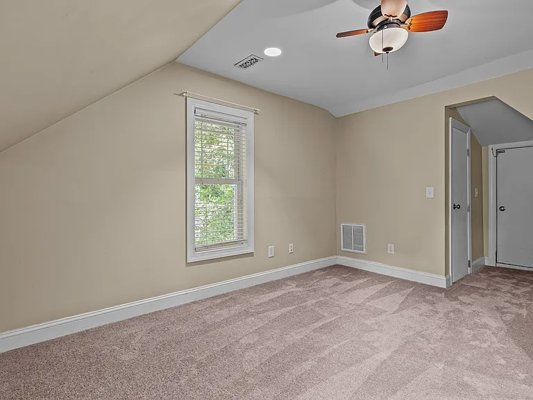 835 N Ashe St — Photo 50